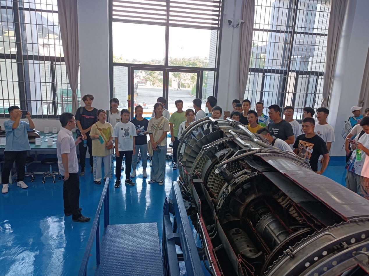 说明: E:\实验中心照片\参观图片\2021年\9.25新生参观\4343b76b2a3f1439ea805215eff2ca4.jpg