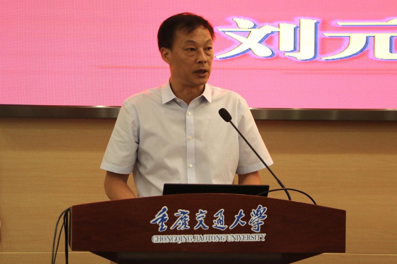 说明: 学院党总支书记刘元丰致辞 郭晓彤摄