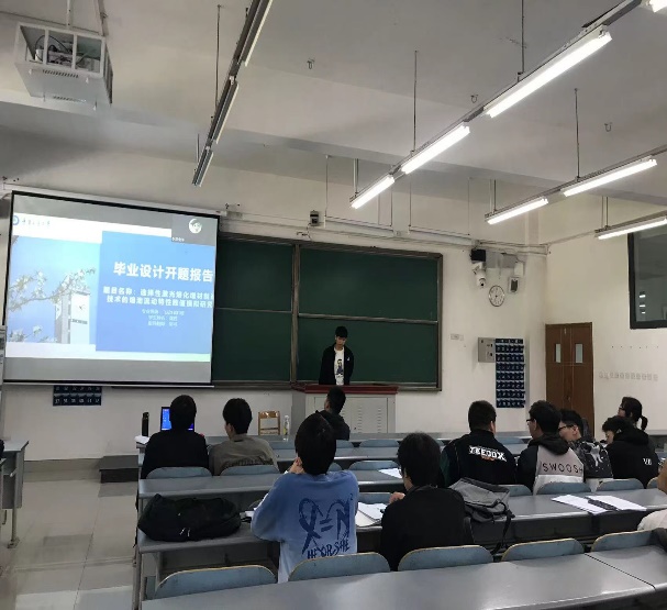 会议室里的人们描述已自动生成