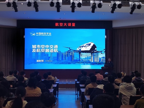 一群人在台上演讲AI 生成的内容可能不正确。