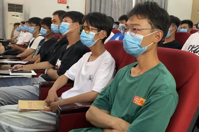 说明: 重庆航空大学航空学院2021级新生 郭晓彤摄